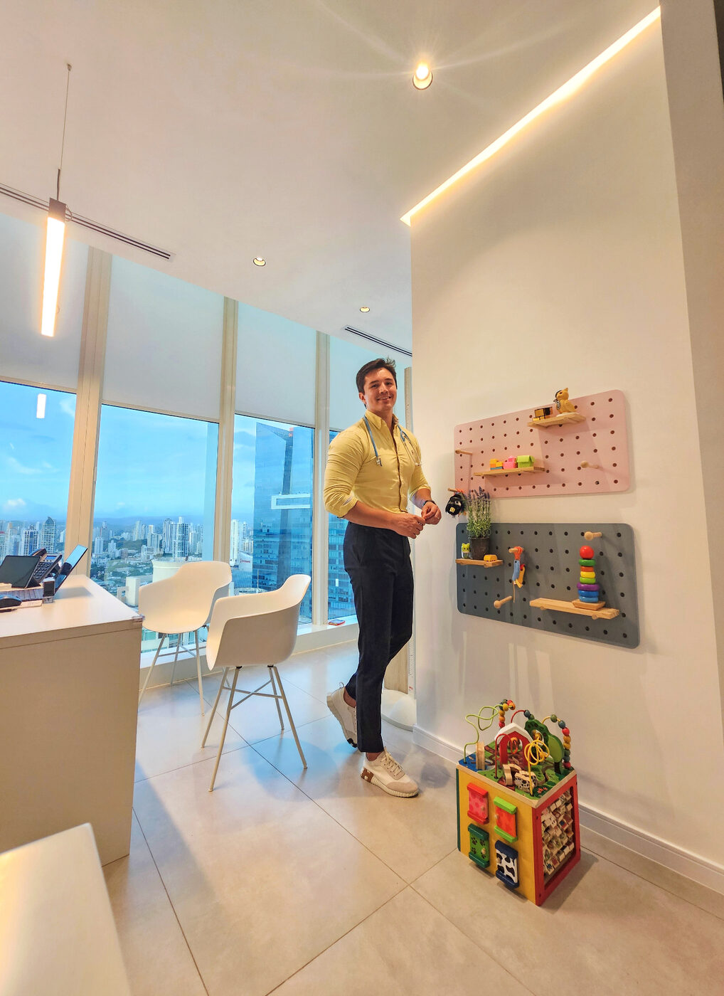Dr. Mike Carrillo, pediatra — retrato en consultorio